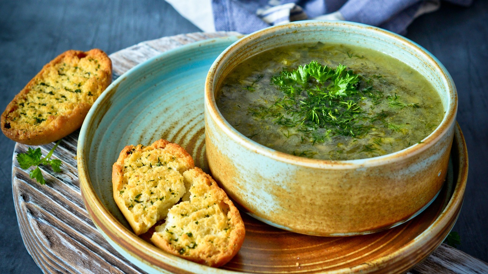 a bowl of soup and two slices of bread